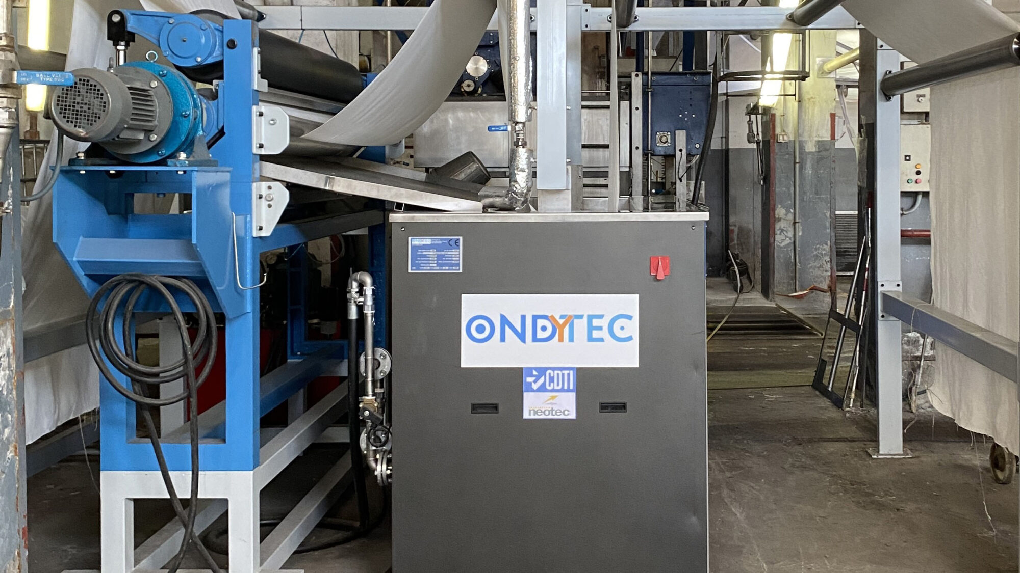 ONDyTEC ha logrado la adaptación de la tecnología de ultrasonidos en el proceso de lavado posterior a la estampación digital y al proceso de blanqueo, obteniendo una reducción considerable de recursos comparado a un lavado convencional.